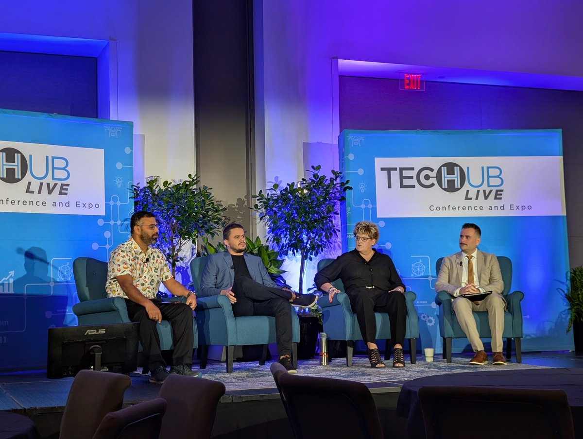 kheikes's tweet image. #techhublive day 2 rolling!