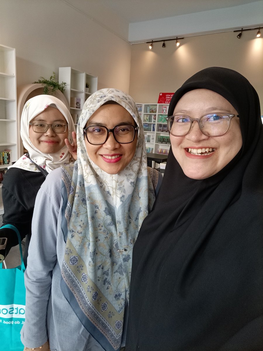 Nainibakar's tweet image. Hari ni lajakkan diri sampai ke Puncak Alam dan sampai juga ke Prolog, Cherita &amp;amp; Kopi @prologmed. Terima kasih Kak Jue Anna Lee, sudi layan kami. 

Shout out to @nrldaud atas kelahiran Kunci Kristal. Congrats Nur!! ✨💕