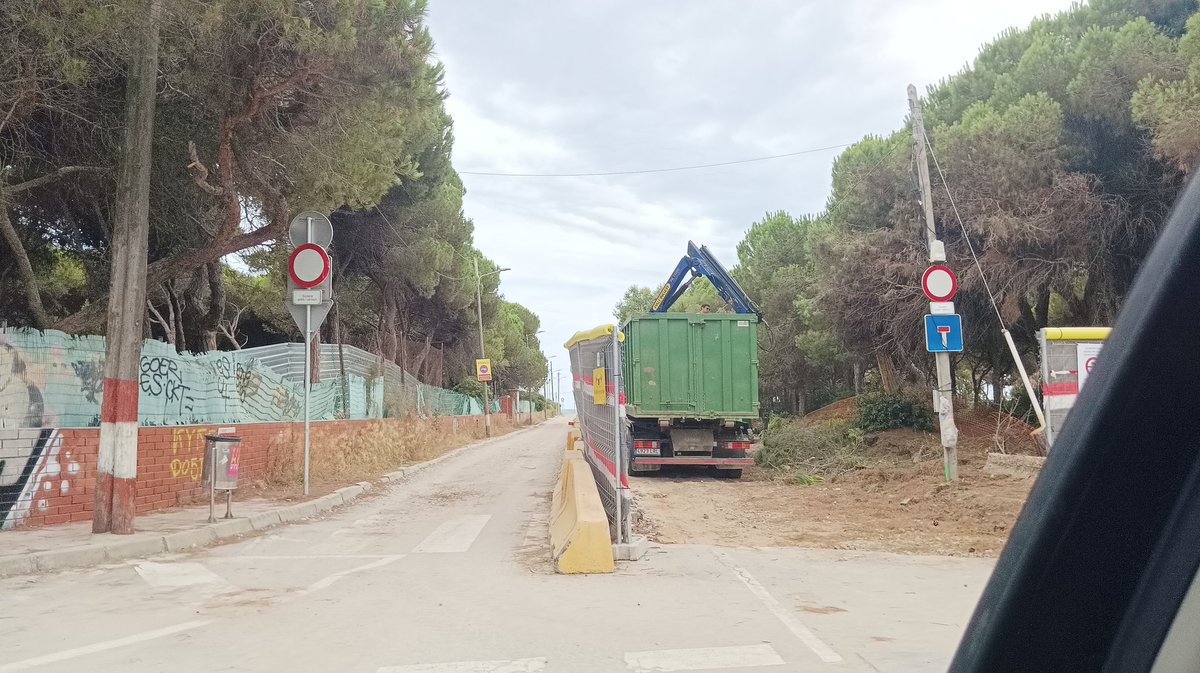 Aebruguersmas's tweet photo. S'intensifica la destrucció de la darrera pineda litoral de #Gavà
#GavàMar @SOSBaixiLh @6eixosdeciment @324cat @30minuts @agentsruralscat @BeyondBCN @jm_mallarach @damiacalvet @joseprull #lacyca https://t.co/Z2EpU4J652