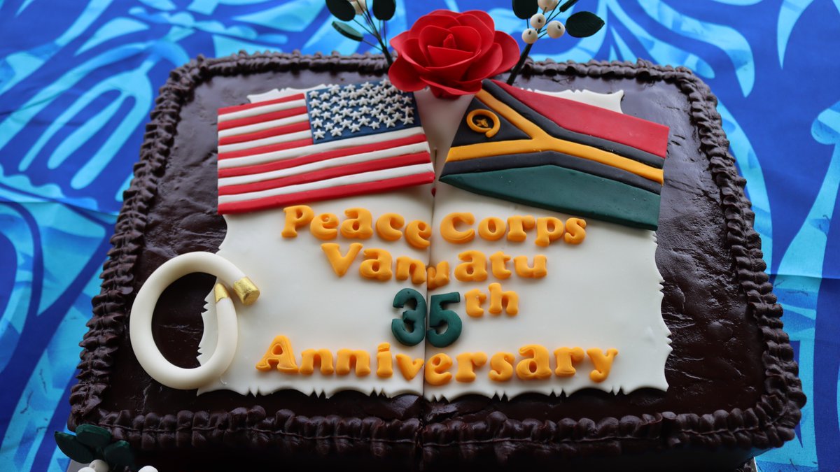 PeaceCorps's tweet image. Volunteers Sworn In on the 35th Anniversary of Peace Corps in Vanuatu 🇺🇸🇻🇺 

Since 1990, more than 850 Volunteers have served across 16 islands in Vanuatu, working alongside community members on vital Health and Education projects. As these Volunteers continue their service…