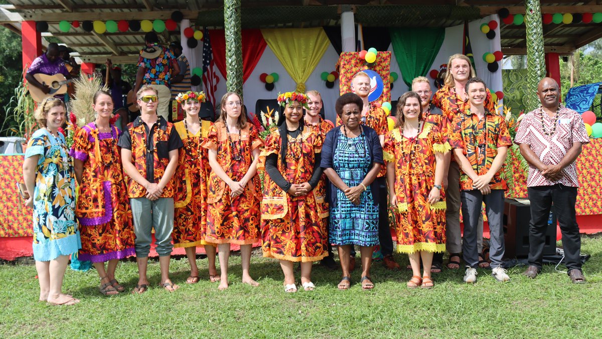 PeaceCorps's tweet image. Volunteers Sworn In on the 35th Anniversary of Peace Corps in Vanuatu 🇺🇸🇻🇺 

Since 1990, more than 850 Volunteers have served across 16 islands in Vanuatu, working alongside community members on vital Health and Education projects. As these Volunteers continue their service…