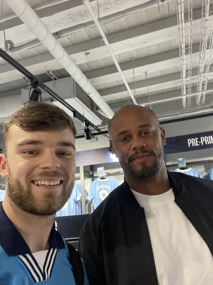 cityreport_'s tweet image. Vincent Kompany spotted at the City Store outside the Etihad buying his children #ManCity kits. 👕
📸 @mattjameskerr