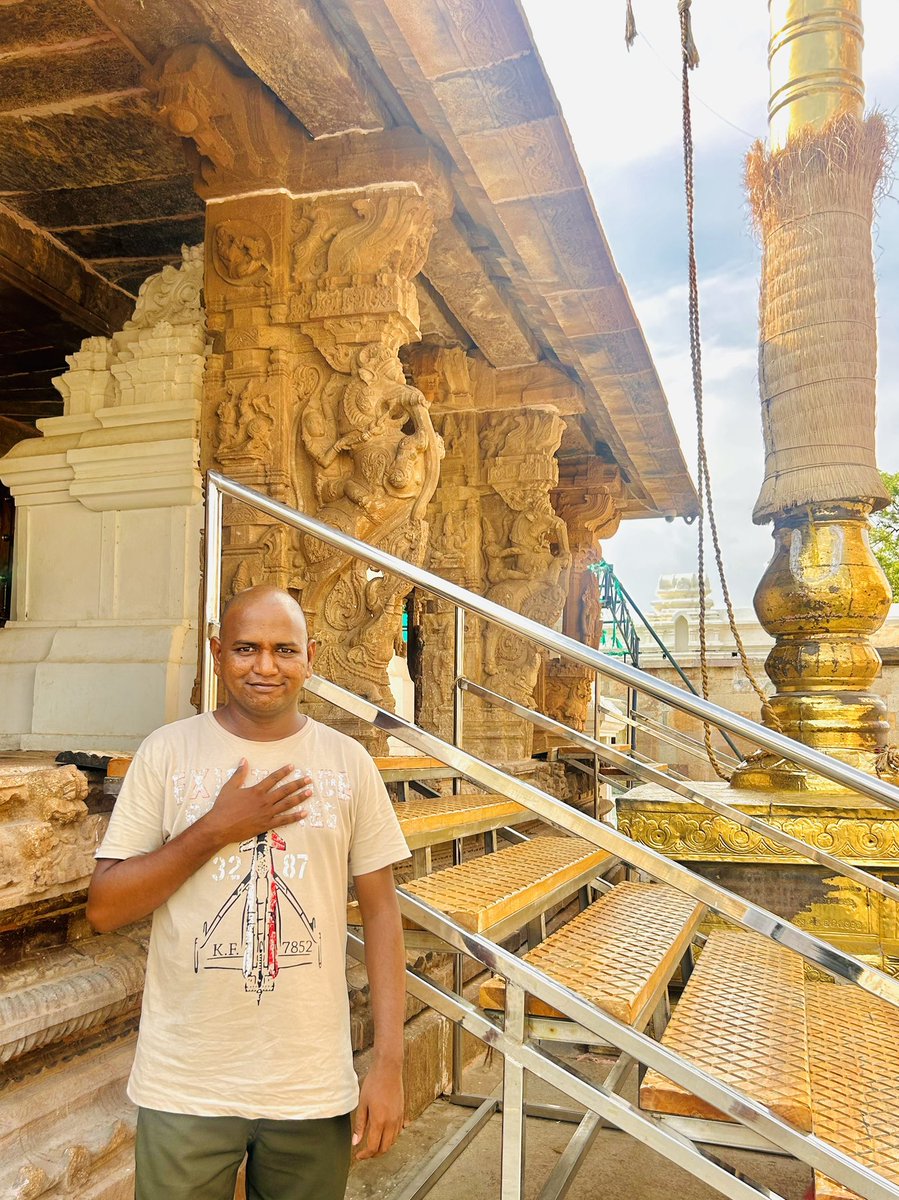 ఆంధ్రా భద్రాచలంగా పేరుగాంచిన కోదండ రామాలయం, ఏకశిలానగరమైన ఒంటిమిట్టలో వెలసిన "శ్రీ కోదండ రాముడు, సీతాదేవి, లక్ష్మణ" స్వాముల వారి మహా దివ్య దర్శన భాగ్యం.🙏

#VontimittaTemple #SriKodandaRamalayam #KodandaRamaSwamy #EkasilaNagaram