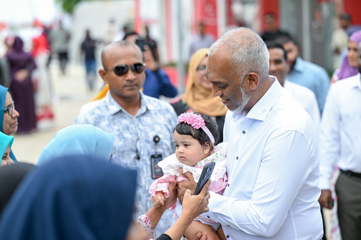 President Dr <a href="/MMuizzu/">Dr Mohamed Muizzu</a> arrives in Noonu Atoll Velidhoo. Upon his arrival, the President was warmly received by the residents. Velidhoo is the twelfth destination of the President’s tour of the 13 inhabited islands in the Noonu atoll.

#RayyithunGaathah #NoonuVisit