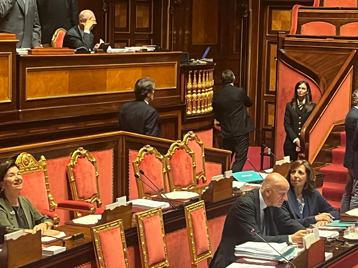 isabellarauti's tweet photo. 💔 DEDICATO ALLA MEMORIA DELLE VITTIME FEMMINICIDIO REATO ORA RICONOSCIUTO E PERCHÉ NON ACCADA #MAIPIU’
📍Con 161 voti, all’unanimità ‼️, il Senato ha approvato, il #DDL di iniziativa governativa per l’introduzione del delitto di femminicidio e altri interventi normativi per il contrasto alla violenza nei confronti delle donne e per la tutela delle vittime.
▶️ Il testo introduce il nuovo reato specifico di femminicidio (articolo 577-bis del C.p.), punito con l’ergastolo, quando l’omicidio avviene per motivi di controllo, possesso, dominio, rifiuto o odio verso la donna in quanto donna.
💪 La norma rafforza le aggravanti nei casi di violenza domestica, sessuale o persecutoria e introduce tutele processuali e penitenziarie per le vittime dei familiari.
✅ Per anni mi sono occupata - con ruoli istituzionali e con impegno associativo e personale - di questi temi e vivo la giornata di oggi come una vittoria della politica e della società civile e come un passo fondamentale nella necessaria rivoluzione culturale, di costume e di mentalità.
🏢 Il provvedimento passa ora alla #Camera per l'approvazione definitiva.
#femminicidio #maipiù #stopviolenza #palazzomadama #noviolenzasulledonne #violenzadigenere
@SenatoStampa @GiorgiaMeloni #EugeniaRoccella @minGiustizia @FratellidItalia @FDI_Parlamento @Palazzo_Chigi @HandsOffWomen_