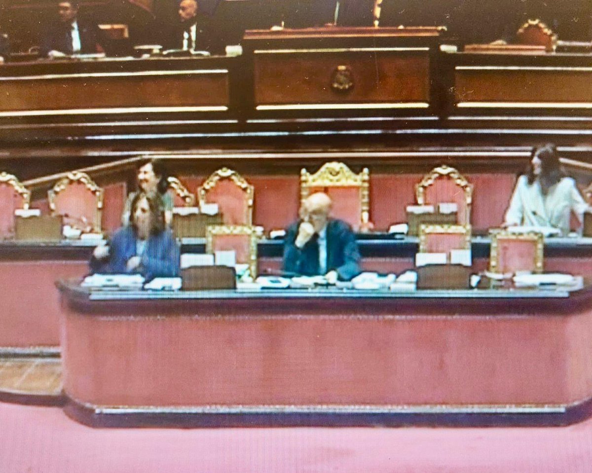 isabellarauti's tweet photo. 💔 DEDICATO ALLA MEMORIA DELLE VITTIME FEMMINICIDIO REATO ORA RICONOSCIUTO E PERCHÉ NON ACCADA #MAIPIU’
📍Con 161 voti, all’unanimità ‼️, il Senato ha approvato, il #DDL di iniziativa governativa per l’introduzione del delitto di femminicidio e altri interventi normativi per il contrasto alla violenza nei confronti delle donne e per la tutela delle vittime.
▶️ Il testo introduce il nuovo reato specifico di femminicidio (articolo 577-bis del C.p.), punito con l’ergastolo, quando l’omicidio avviene per motivi di controllo, possesso, dominio, rifiuto o odio verso la donna in quanto donna.
💪 La norma rafforza le aggravanti nei casi di violenza domestica, sessuale o persecutoria e introduce tutele processuali e penitenziarie per le vittime dei familiari.
✅ Per anni mi sono occupata - con ruoli istituzionali e con impegno associativo e personale - di questi temi e vivo la giornata di oggi come una vittoria della politica e della società civile e come un passo fondamentale nella necessaria rivoluzione culturale, di costume e di mentalità.
🏢 Il provvedimento passa ora alla #Camera per l'approvazione definitiva.
#femminicidio #maipiù #stopviolenza #palazzomadama #noviolenzasulledonne #violenzadigenere
@SenatoStampa @GiorgiaMeloni #EugeniaRoccella @minGiustizia @FratellidItalia @FDI_Parlamento @Palazzo_Chigi @HandsOffWomen_