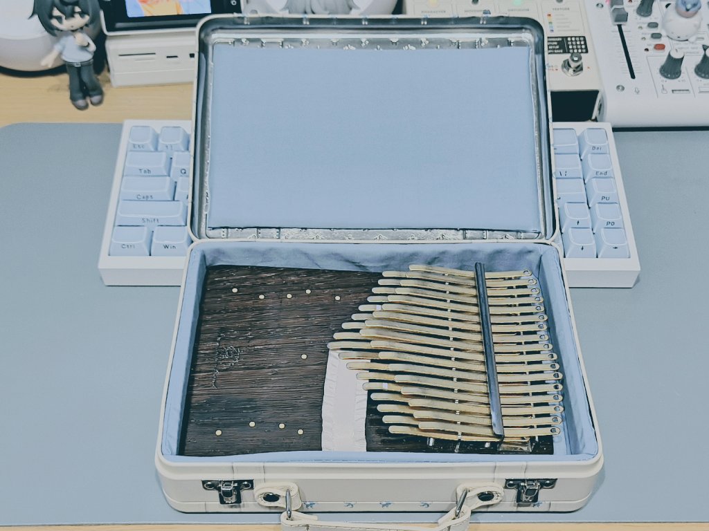 __Iz8's tweet image. KALDIのクッキー缶がカリンバにぴったりって聞いたのでクッション作ってケースにしてみたよ🫰🏻可愛いケースずっと欲しかったから嬉しい〜！