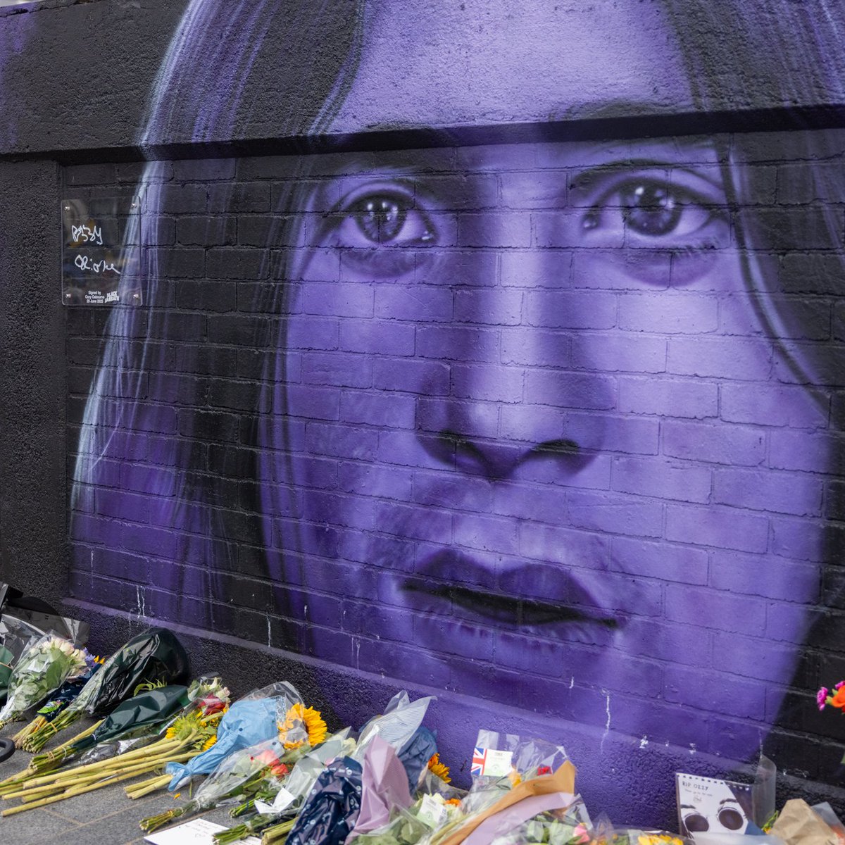 WestMids_CA's tweet image. 🦇 Floral tributes for Ozzy Osbourne at the Black Sabbath mural in Birmingham on Wednesday morning.