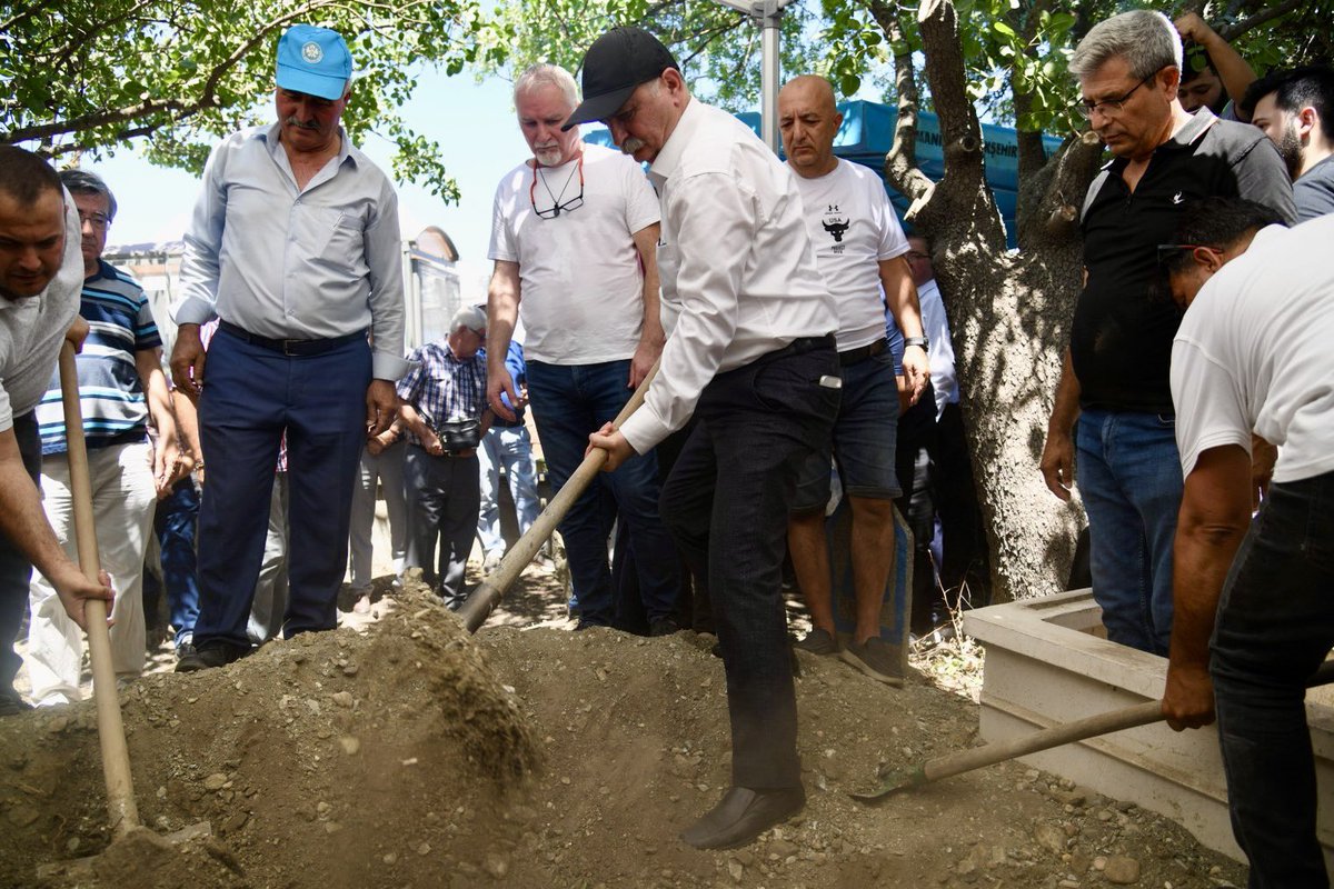 Değerli eşim Serap Balaban’ın babası, kıymetli kayınpederim, partimizin vefalı üyesi İsmail Çullu’yu; Evrenos Camii’nde kılınan öğle namazının ardından, dualarla son yolculuğuna uğurladık.

Hayatı boyunca onurlu duruşundan ödün vermeyen bu güzel insanı rahmet ve minnetle anıyor,