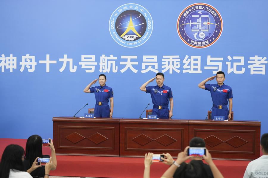 ChinaScience's tweet image. Three astronauts who took part in the Shenzhou-19 crewed mission were on Wednesday awarded medals for their services to China's space endeavors.
Cai Xuzhe was honored with a second-class aerospace achievement medal. Song Lingdong and Wang Haoze received third-class aerospace…