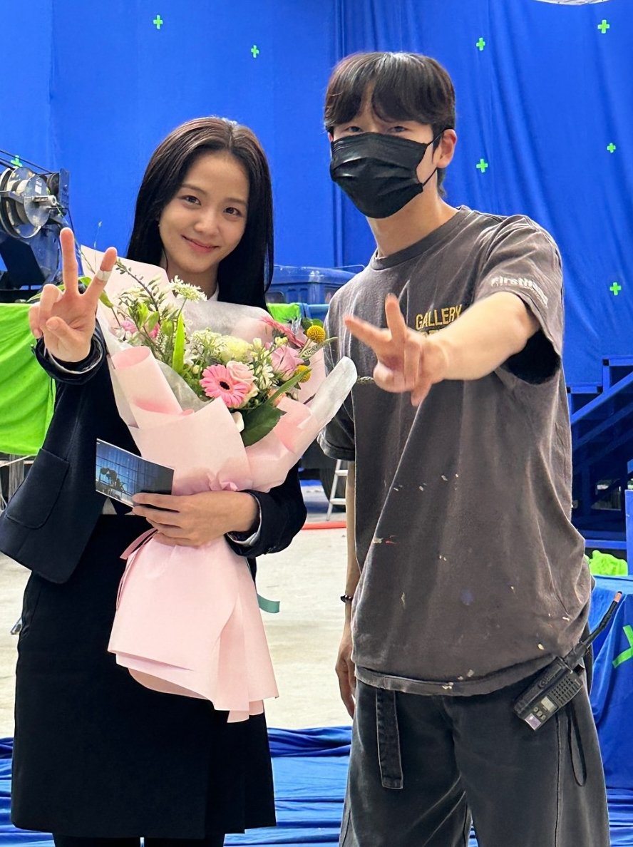 ForeverKimJisoo's tweet photo. #JISOO with ‘Omniscient Reader: The Prophecy’ staff. https://t.co/FIV1s99eIk