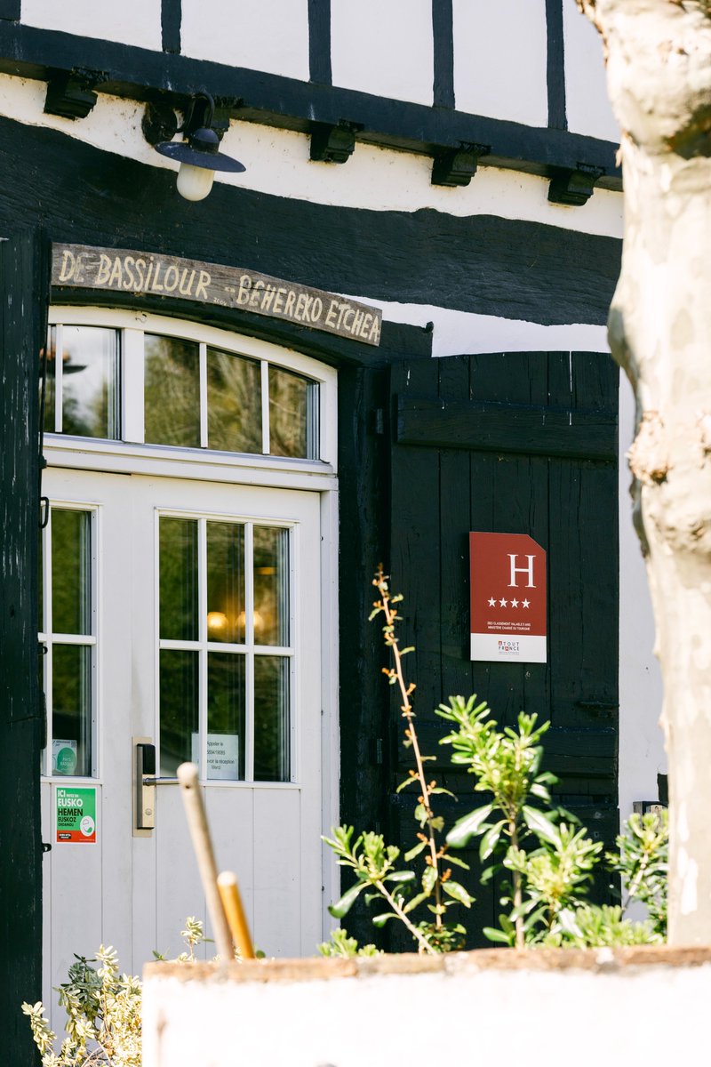DomainedeBassi's tweet image. 🌿 Le Domaine de Bassilour puise son âme dans la Ferme à Bidart
🏡 800 m², 10 chambres élégantes, salle de réception, jardins, Tennis  &amp;amp; pétanque
✨ Un hôtel de charme 4★ au cœur du Pays Basque
#HotelDeCharme #Bidart #PaysBasque #HotelBidart #SejourAuthentique #Tourismebiarritz