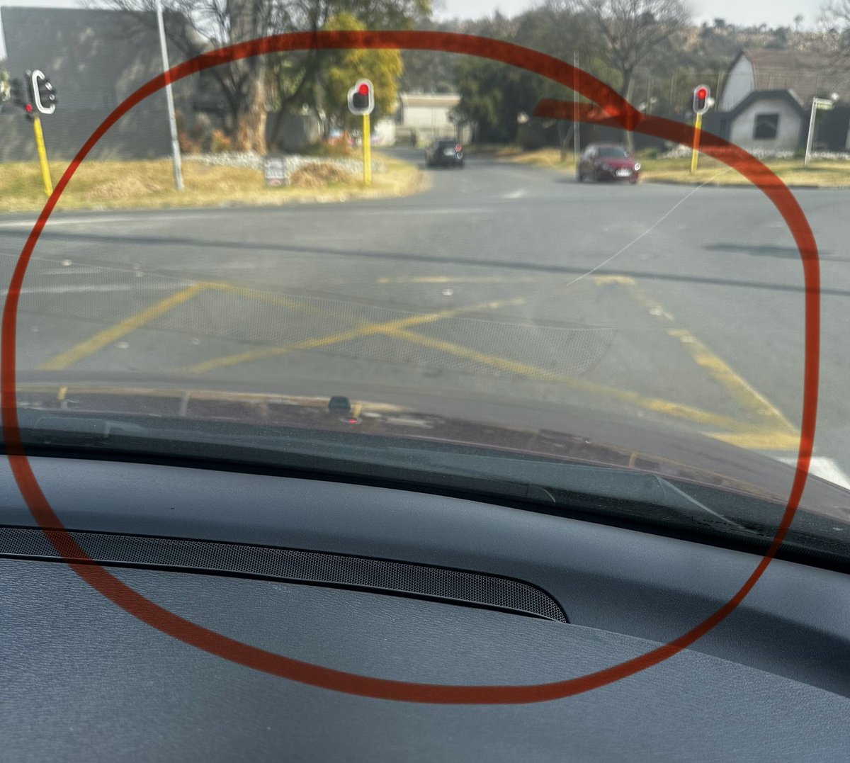 Bafethu, this thing is not artwork. It is not on the road because the painters had extra yellow paint and decided to be creative. No matter what the traffic situation is, do not stop over this thing. 🙏🏾