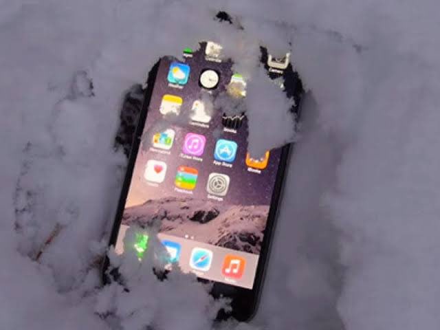 real_lord_miles's tweet image. If my camera overheats during my 40 day fast, I’m screwed!
Charging, live-streaming and filming will make any phone overheat, but imagine also in a bloody desert!
Therefore I have persuaded the people at RedMagic to send me their Redmagic 10 Pro water cooled phone + cooling…