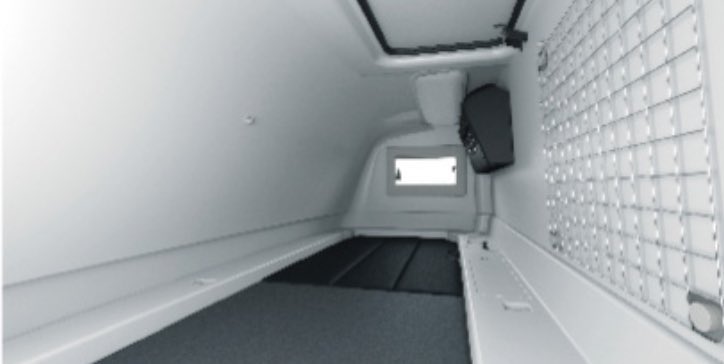 trucknakanohito's tweet image. トラック運転手が仮眠を取る秘密の部屋を知っていますか?それはトラックのキャブの上にあるボコッとした所。実はあそこが運転手の寝床になっていてキャブ内部でよじ登って仮眠しているんだよ。