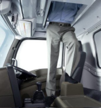 trucknakanohito's tweet image. トラック運転手が仮眠を取る秘密の部屋を知っていますか?それはトラックのキャブの上にあるボコッとした所。実はあそこが運転手の寝床になっていてキャブ内部でよじ登って仮眠しているんだよ。