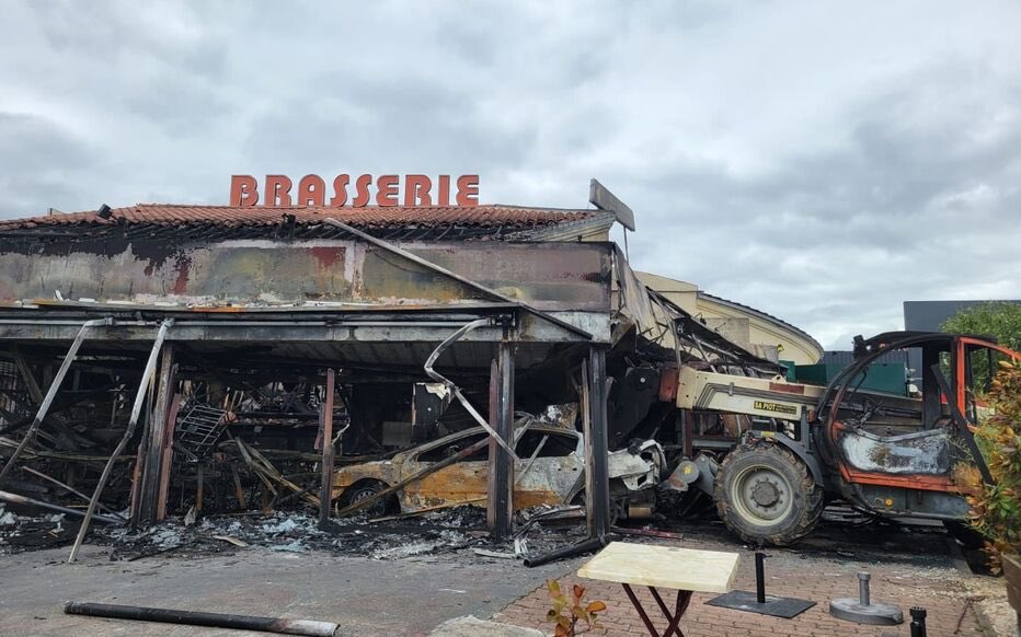 LBleuBlancRouge's tweet image. 🔴 France, mardi 22 Juillet 2025. 🙄
Une brasserie de la zone commerciale de la Croix-Blanche, à Sainte-Geneviève-des-Bois, a été la cible d’une attaque ce mardi dans la nuit. Un engin élévateur a transformé un véhicule en voiture-bélier, lancée à l’intérieur du Café de la…