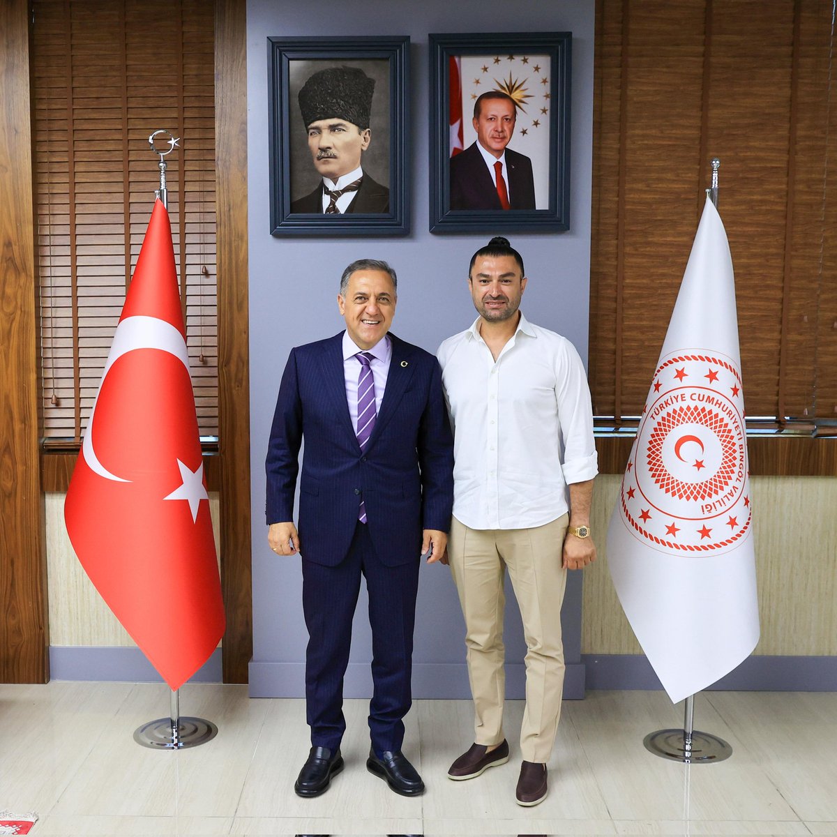 Avrupa’da 206, Türkiye’de 10 şubesi bulunan, kıtanın döner devi Das Haus Des Döners markasının Yönetim Kurulu Başkanı, Bingöllü hemşehrimiz iş insanı Mevlüt Kırdemir ve  Önder Bingöl ziyaretimize geldiler.

Gurur duyduğumuz bu başarılı markanın arkasında bir Bingöllü’nün olması,