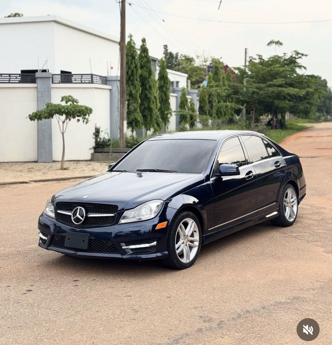 Automall_ng's tweet image. Extremely clean Mercedes Benz C300
2013 model
Price:14m
Location: Kaduna
@__yellows @abujastreets
Retweet pls