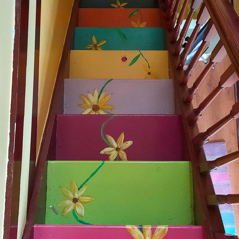 OrigArtPrints's tweet image. When I heard its #WhackyWednesday I thought I'd show you the staircase up to my art room
Its a little bit crazy but certainly brightens up what were a dull set of stairs 🌻🌻🌻
#MHHSBD #LincsConnect #ColourClash #ElevensesHour
lincolnmaplady.co.uk