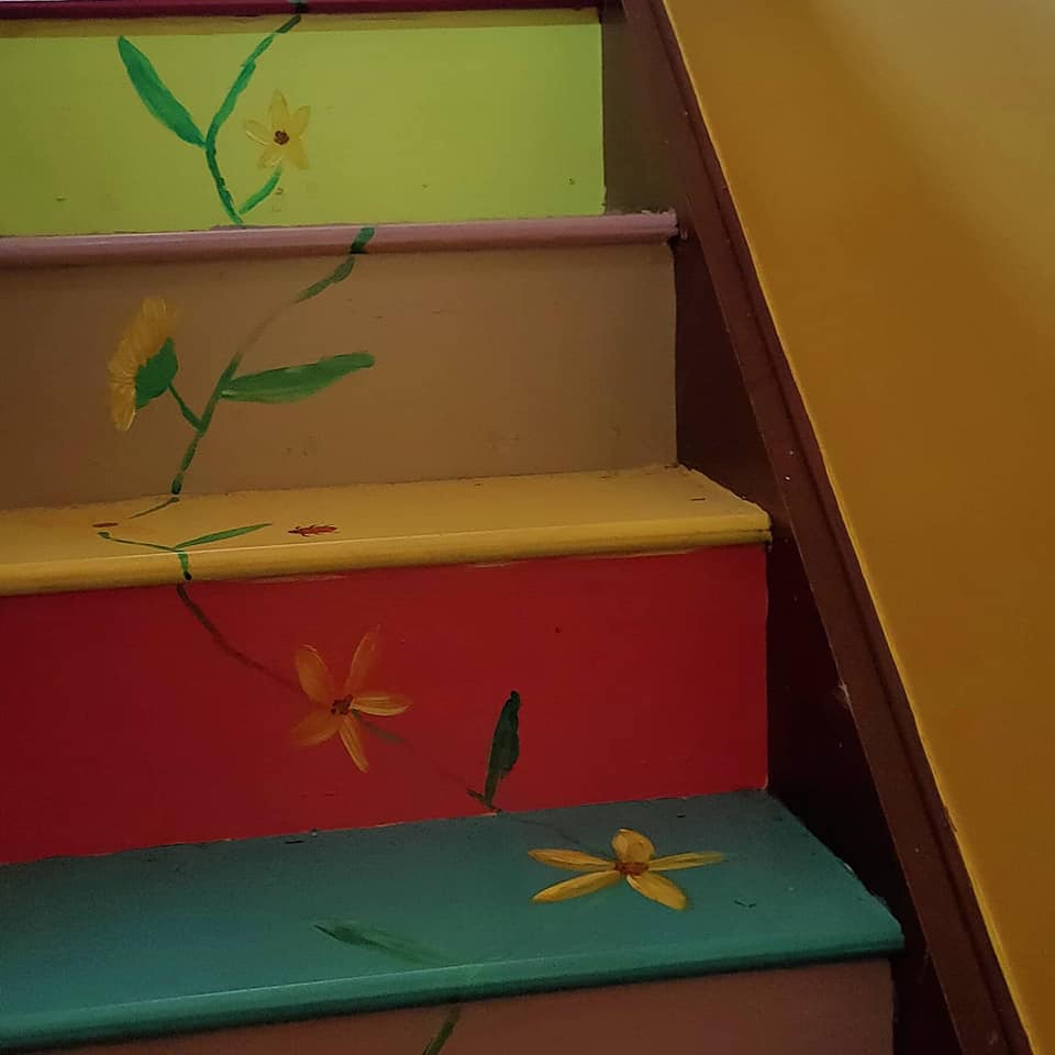 OrigArtPrints's tweet image. When I heard its #WhackyWednesday I thought I'd show you the staircase up to my art room
Its a little bit crazy but certainly brightens up what were a dull set of stairs 🌻🌻🌻
#MHHSBD #LincsConnect #ColourClash #ElevensesHour
lincolnmaplady.co.uk