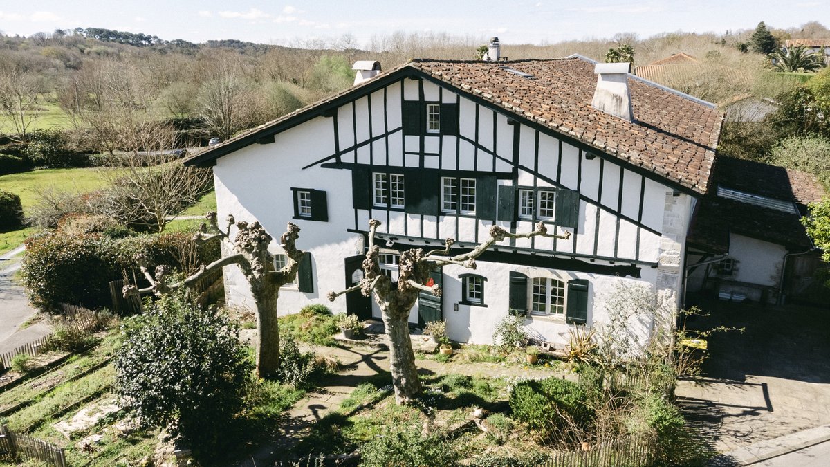 DomainedeBassi's tweet image. 🌿 Le Domaine de Bassilour puise son âme dans la Ferme à Bidart
🏡 800 m², 10 chambres élégantes, salle de réception, jardins, Tennis  &amp;amp; pétanque
✨ Un hôtel de charme 4★ au cœur du Pays Basque
#HotelDeCharme #Bidart #PaysBasque #HotelBidart #SejourAuthentique #Tourismebiarritz