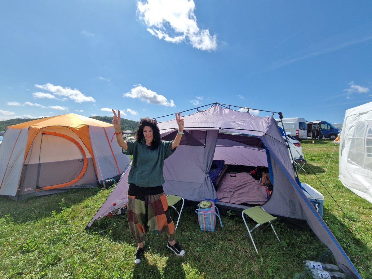 Sukani123's tweet image. Herzberg - ich komme!🤪😅😘
Was Knoblauch für Vampire ist, ist das #herzbergfestival für Rechtsdullis: Bunt, vielfältig, Love, Peace, Happiness - ein Graus für jeden Nazi!
Deswegen trifft man die hier auch nicht an!🤩
☮️☮️☮️☮️☮️