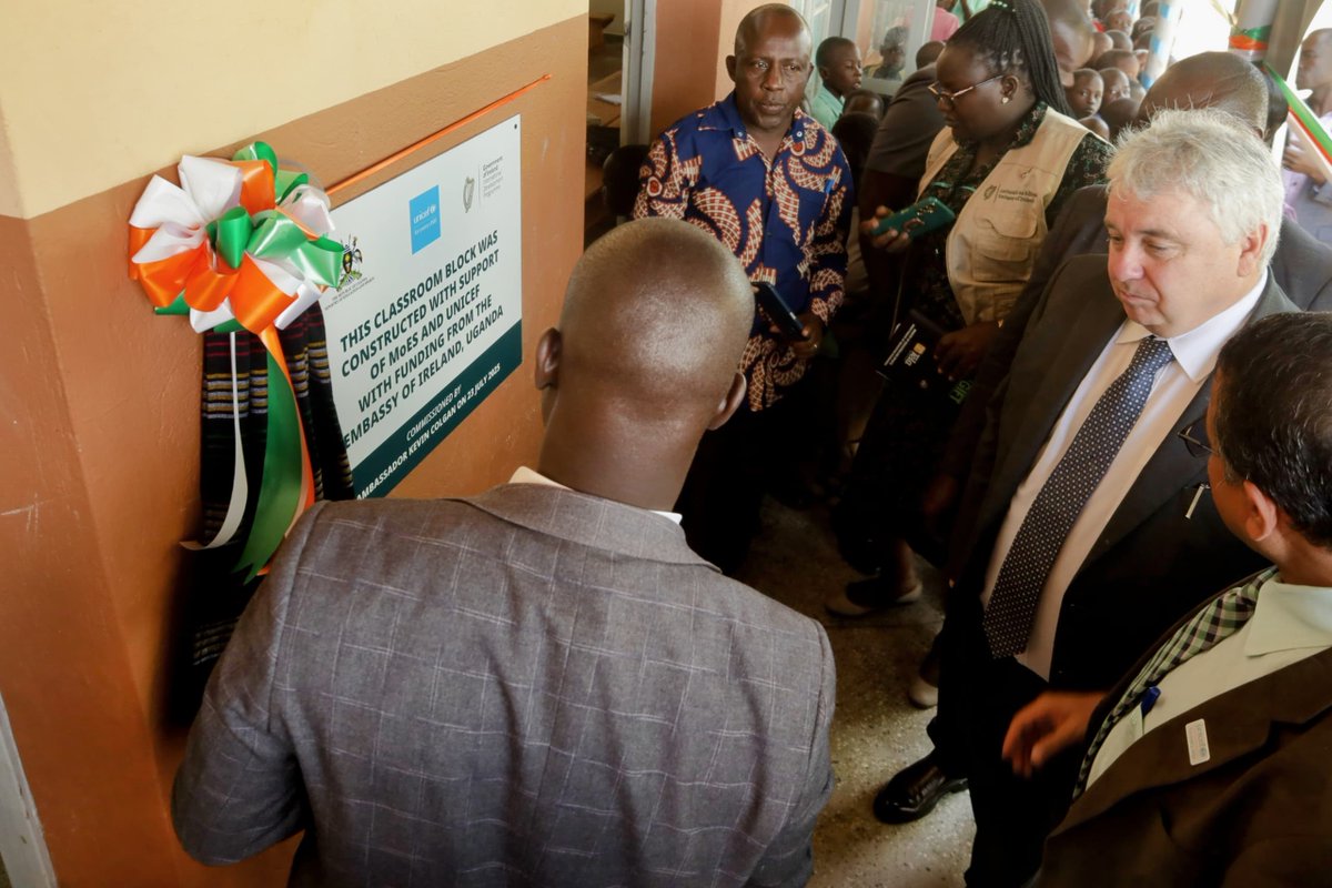 IrlEmbUganda's tweet image. Ambassador Kevin this morning commissioned school infrastructure including classroom blocks and wash facilities constructed in five schools in Karamoja. Funded by @IrlEmbUganda under our Quality Education programme in partnership with @UNICEFUganda and @Educ_SportsUg