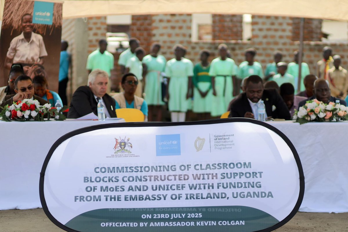 IrlEmbUganda's tweet image. Ambassador Kevin this morning commissioned school infrastructure including classroom blocks and wash facilities constructed in five schools in Karamoja. Funded by @IrlEmbUganda under our Quality Education programme in partnership with @UNICEFUganda and @Educ_SportsUg