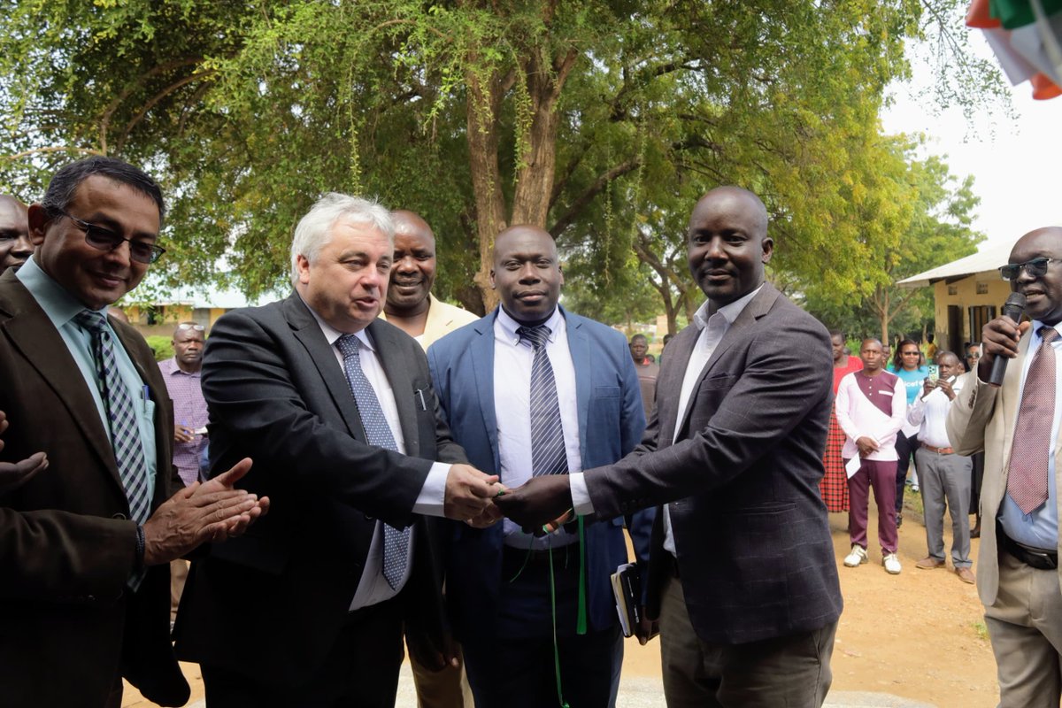 IrlEmbUganda's tweet image. Ambassador Kevin this morning commissioned school infrastructure including classroom blocks and wash facilities constructed in five schools in Karamoja. Funded by @IrlEmbUganda under our Quality Education programme in partnership with @UNICEFUganda and @Educ_SportsUg