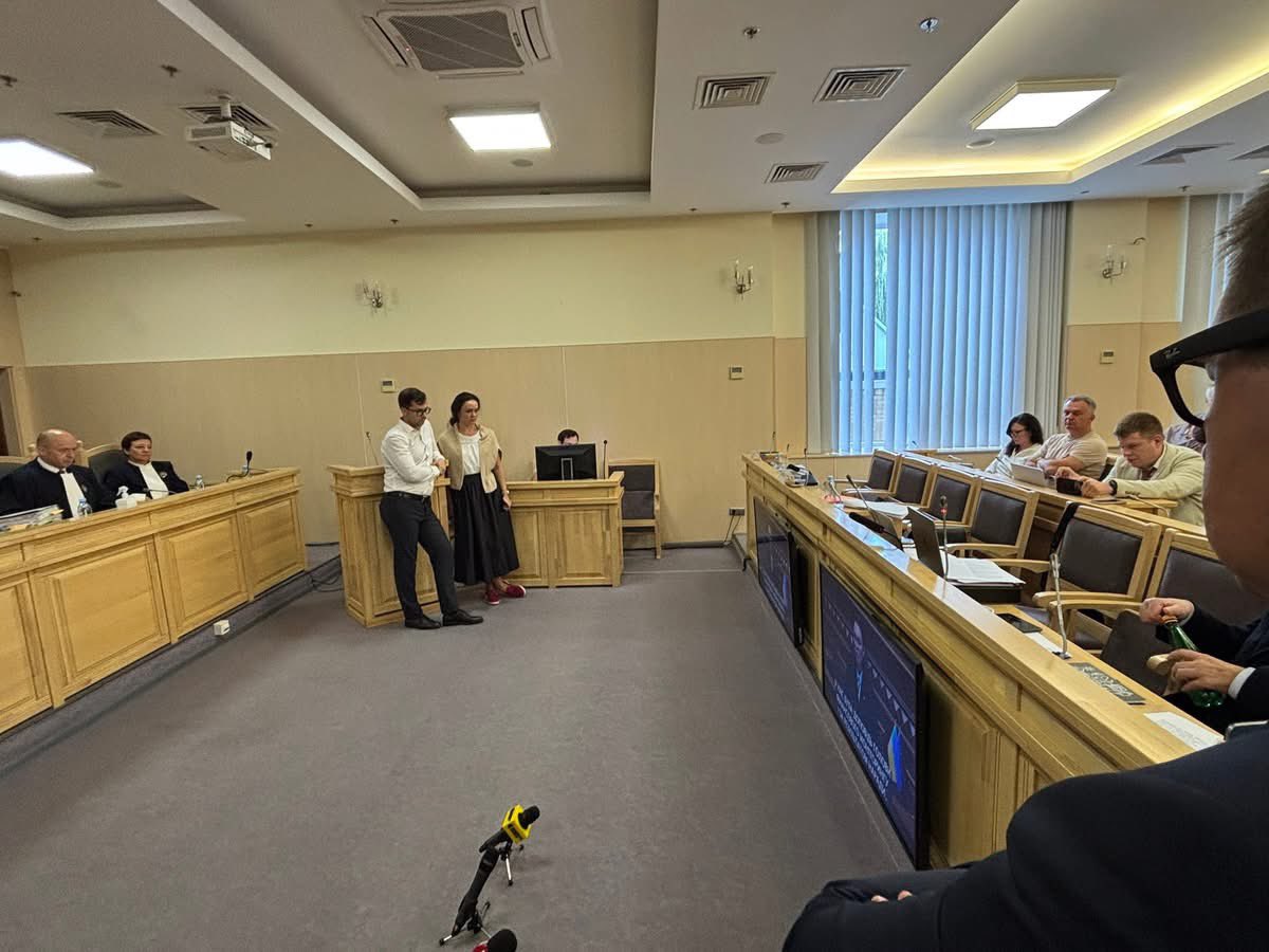 IrynaGerashche2's tweet image. В Верховному суді - прям катрусін кінозал. Сторона відповідача -Зеленського - знову грає варʼята, що вони не змогли ознайомитися з флешкою, на якій офіційна відповідь пані Свириденко по санкціям, яку вона озвучила в ВР. Суд примусив їх подивитися це відео. Тактика команди…