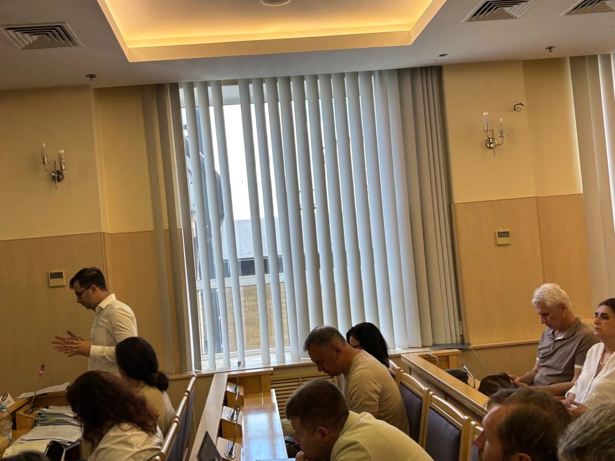 IrynaGerashche2's tweet image. В Верховному суді - прям катрусін кінозал. Сторона відповідача -Зеленського - знову грає варʼята, що вони не змогли ознайомитися з флешкою, на якій офіційна відповідь пані Свириденко по санкціям, яку вона озвучила в ВР. Суд примусив їх подивитися це відео. Тактика команди…