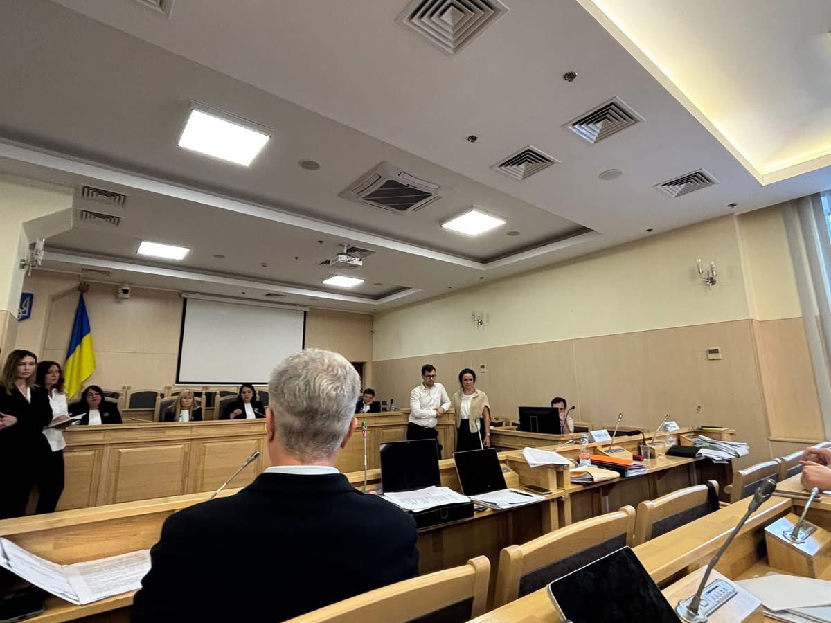 IrynaGerashche2's tweet image. В Верховному суді - прям катрусін кінозал. Сторона відповідача -Зеленського - знову грає варʼята, що вони не змогли ознайомитися з флешкою, на якій офіційна відповідь пані Свириденко по санкціям, яку вона озвучила в ВР. Суд примусив їх подивитися це відео. Тактика команди…