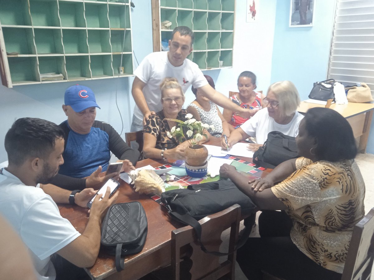 Emisora Surco (@cavilaradio10) on Twitter photo Comparecen directivos del territorio moronenses en #HaciendoRadio por #RadioRebelde desde #Moron en #CiegoEn26 #SinPerderUnDia #LaLuchaNoHaCesado <a href="/DrRobertoMOjeda/">Dr. Roberto Morales Ojeda</a> <a href="/JHGcasanova/">julio Heriberto Gómez Casanova</a> <a href="/AlfreMene37409/">Alfre Menendez</a> <a href="/YaquedeCuba/">Yaquelin</a> <a href="/NexyVelizNaranj/">Nexy Veliz Naranjo</a> Comparecen directivos del territorio moronenses en #HaciendoRadio por #RadioRebelde desde #Moron en #CiegoEn26 #SinPerderUnDia #LaLuchaNoHaCesado <a href="/DrRobertoMOjeda/">Dr. Roberto Morales Ojeda</a> <a href="/JHGcasanova/">julio Heriberto Gómez Casanova</a> <a href="/AlfreMene37409/">Alfre Menendez</a> <a href="/YaquedeCuba/">Yaquelin</a> <a href="/NexyVelizNaranj/">Nexy Veliz Naranjo</a>
