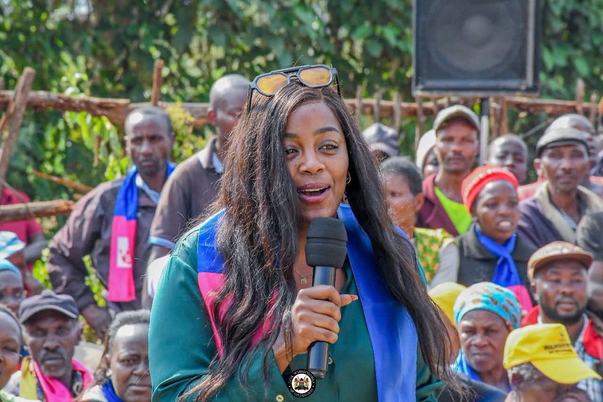 KEWOPA's tweet image. Githunguri MP  @hon_wamuchomba  and actress @jmatubia  teamed up under the #KomeshaDhuluma campaign to inspire and economically empower youth in Kiambu. At a vibrant public baraza, they championed the #StopGBV message while equipping young people with digital skills and online…