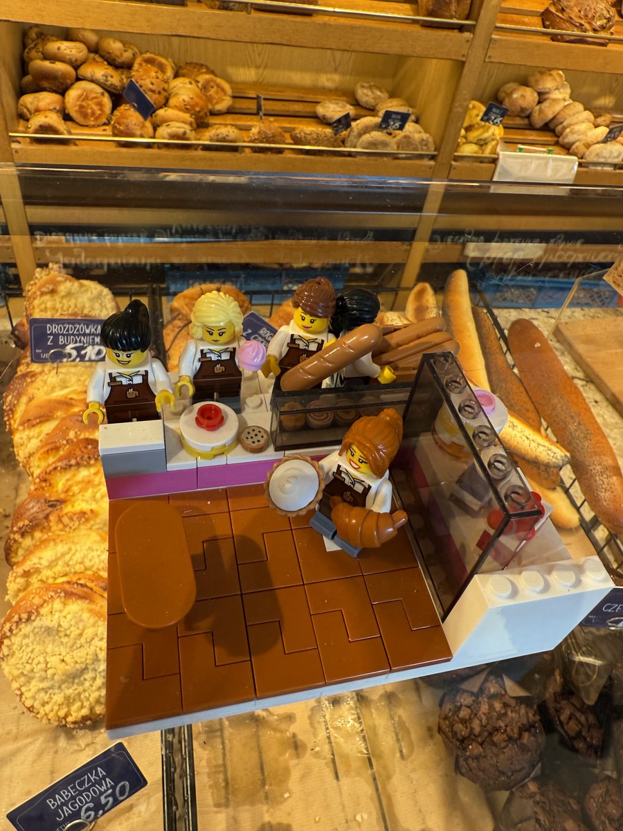 tonyszko's tweet image. Every few days I go to fav bakery store - chain store. it is always fun, cracking jokes etc. crew is brilliant.
One of customers created and brought for them custom @LEGO_Group set.
You want to learn how to sell... go see such places. Not on-line courses on B2B sales 🤣🖖