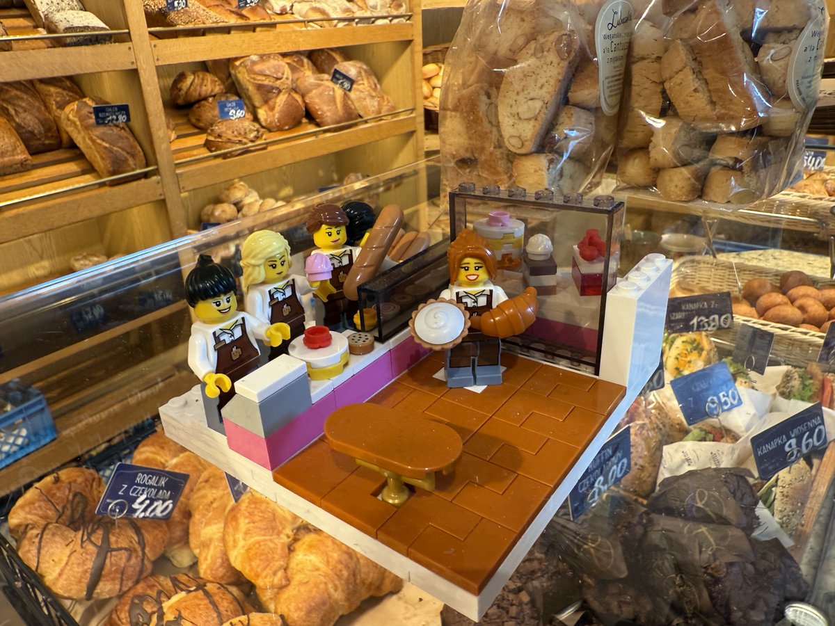 tonyszko's tweet image. Every few days I go to fav bakery store - chain store. it is always fun, cracking jokes etc. crew is brilliant.
One of customers created and brought for them custom @LEGO_Group set.
You want to learn how to sell... go see such places. Not on-line courses on B2B sales 🤣🖖