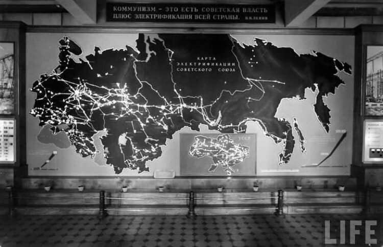 sunnyteehee's tweet image. A comparison of the Soviet Union’s 1959 power grid map and its 1970 economic development map highlights how crucial electricity infrastructure was to growth. Regions with early grid investment became key economic zones within a decade.
Image source: Instagram ussrpictures