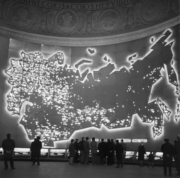 sunnyteehee's tweet image. A comparison of the Soviet Union’s 1959 power grid map and its 1970 economic development map highlights how crucial electricity infrastructure was to growth. Regions with early grid investment became key economic zones within a decade.
Image source: Instagram ussrpictures