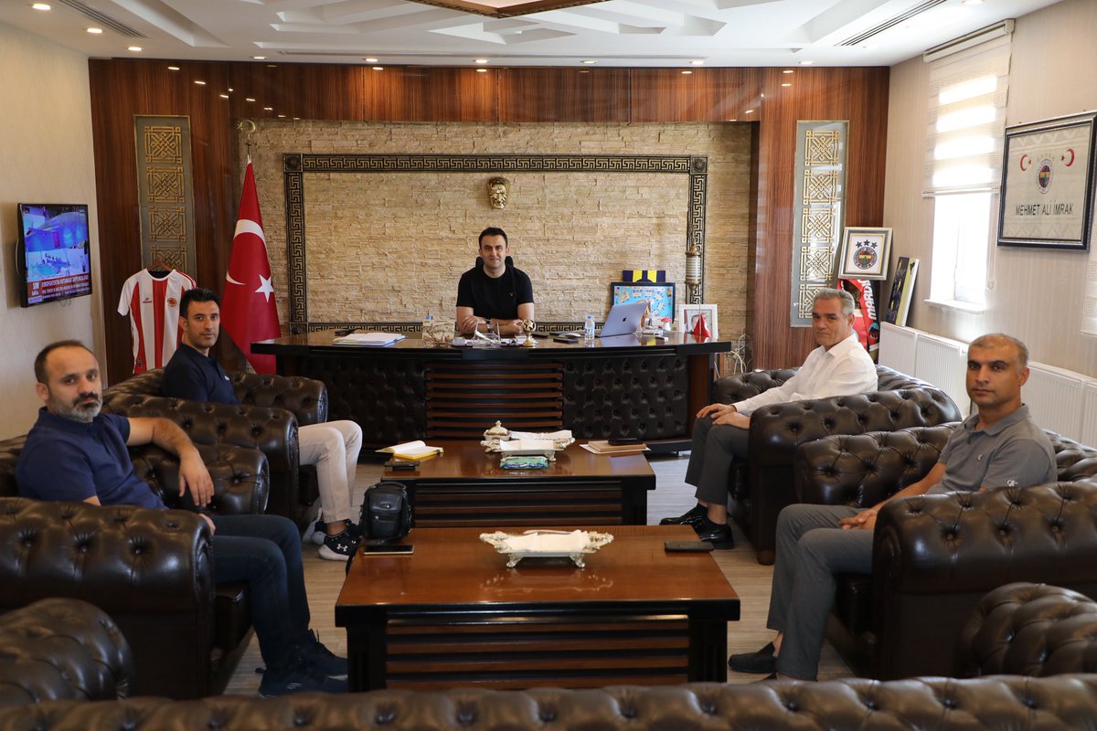 📍Hasankeyf Kaymakamlığı’nda Proje Toplantısı.

Kaymakamımız Mehmet Ali İMRAK başkanlığında, Batman Proje Ofisinden Kadir ÇİFTÇİ ve değerli ekibiyle birlikte ilçemizin geleceğine yön verecek projeler masaya yatırıldı. 🤝

📌 Hasankeyf’in tarihi ve doğal güzelliklerini koruyarak