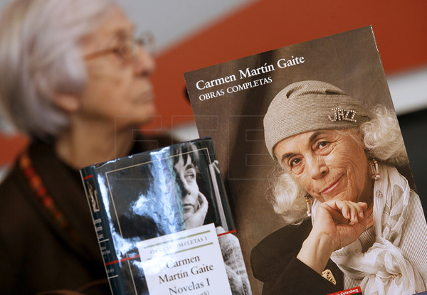 “Lo sé. Me complico la vida, me hago preguntas y me meto en líos. Digo lo que pienso y lo que siento; no tengo miedo de lo que piensen de mí. Y estoy contenta, a pesar de todo, siendo como soy”.

25 años de la muerte de la escritora Carmen Martín Gaite. #EFEfototeca