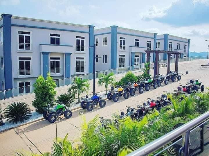 AfricaFactsZone's tweet image. Ghana has Africa's biggest hotel, Rock City Hotel in Nkwatia.
It will include 2,700 rooms, an aquarium, a 2,700 capacity conference room, a water park, zoo, 45 meeting rooms, an 18 and 9-hole golf course.
608 rooms had been completed in 2020. 880 rooms are under construction.