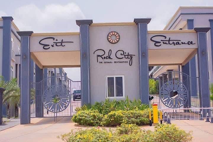 AfricaFactsZone's tweet image. Ghana has Africa's biggest hotel, Rock City Hotel in Nkwatia.
It will include 2,700 rooms, an aquarium, a 2,700 capacity conference room, a water park, zoo, 45 meeting rooms, an 18 and 9-hole golf course.
608 rooms had been completed in 2020. 880 rooms are under construction.