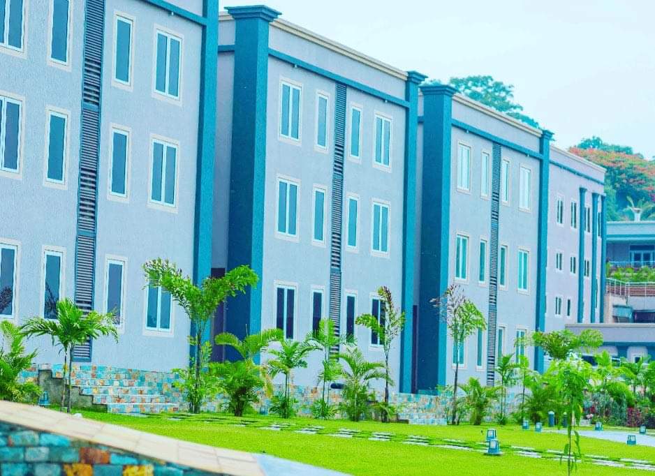 AfricaFactsZone's tweet image. Ghana has Africa's biggest hotel, Rock City Hotel in Nkwatia.
It will include 2,700 rooms, an aquarium, a 2,700 capacity conference room, a water park, zoo, 45 meeting rooms, an 18 and 9-hole golf course.
608 rooms had been completed in 2020. 880 rooms are under construction.