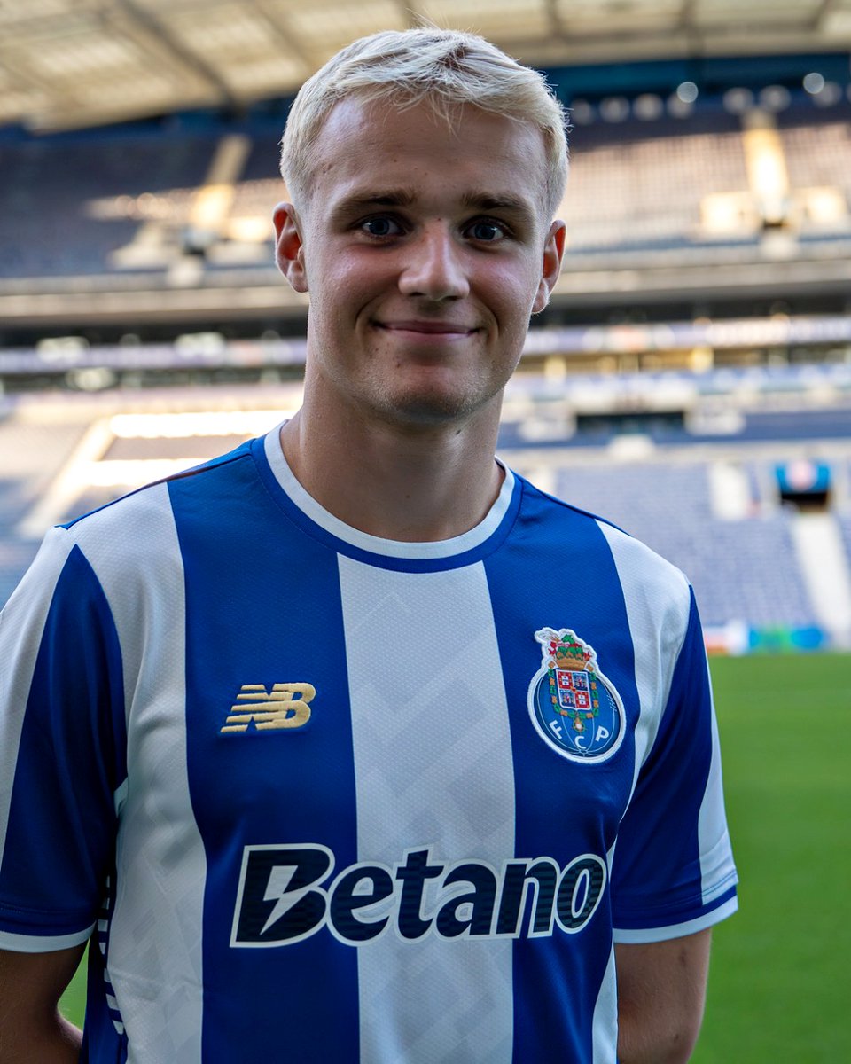B24PT's tweet image. Victor Froholdt é oficialmente o primeiro dinamarquês da história do Porto 🇩🇰
