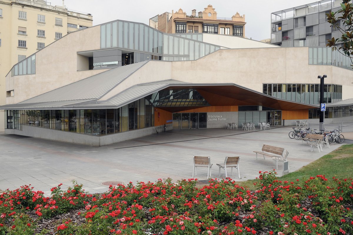 La Biblioteca Jaume Fuster, Premi LIBER 2025 al foment de la lectura a biblioteques obertes al públic. Inaugurada el novembre de 2005, es va convertir en un referent urbà arran de la renovació de l’entorn de la plaça Lesseps mitjançant un procés de participació veïnal.
