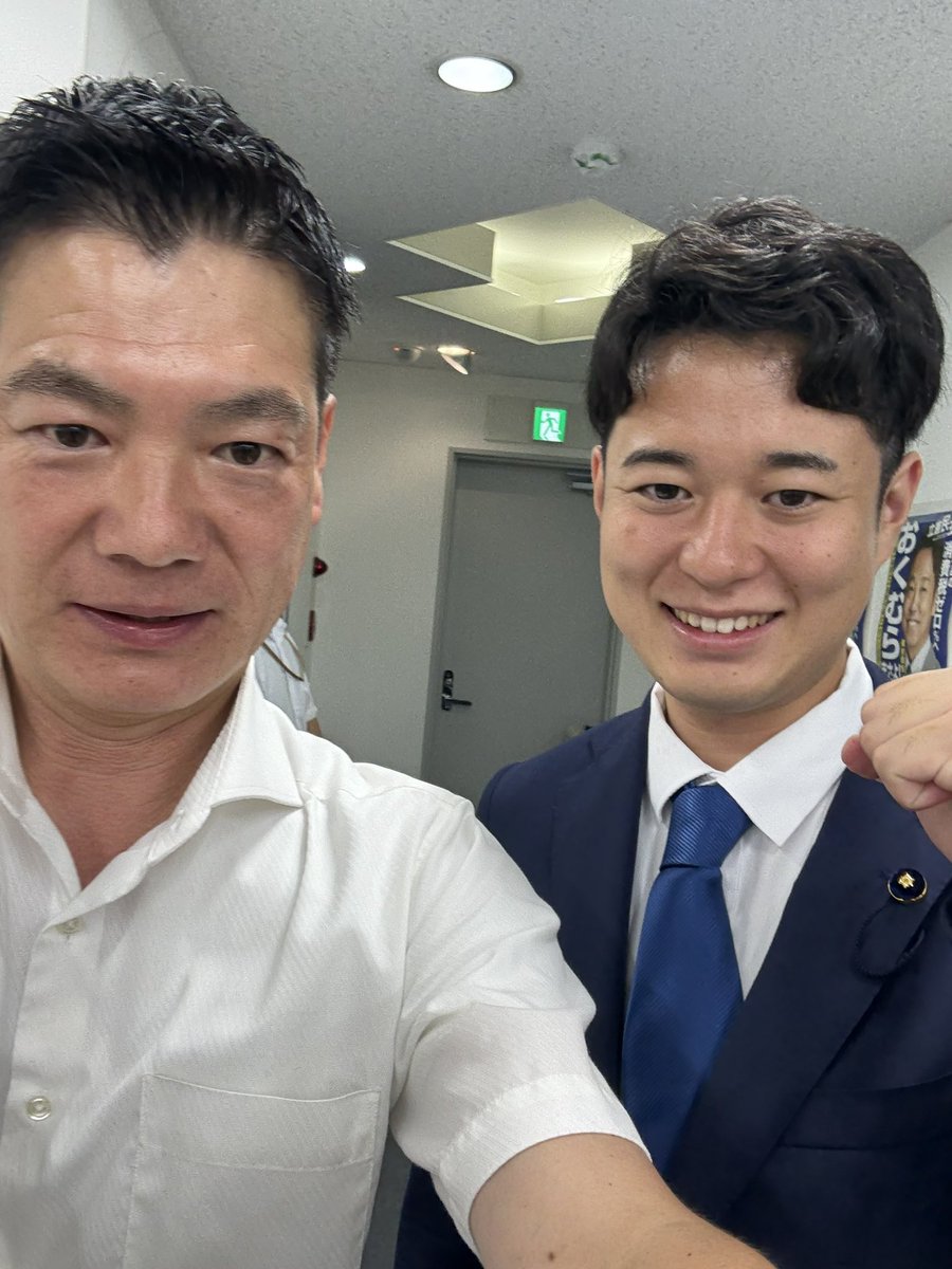 takamatu's tweet image. 東京都議会は本日から新任期。
大田区から新人で当選した、松下政経塾の後輩、おけやまさと東京都議会議員に議員バッジをお披露目頂きました。
立憲民主党の総支部長不在の大田区、大田区議会の立憲の仲間たちと手を携えて、おけやまさとさんには頑張って頂きたいと思います。
#おけやまさと