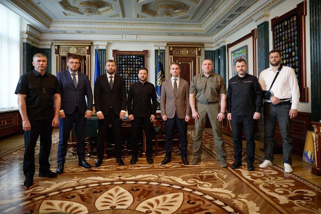 by_Ukraine's tweet image. ⚡️❗️Зеленський зібрав усіх керівників правоохоронних та антикорупційних органів на фоні скандального закону щодо #НАБУ та #САП.
Що заявив президент: ⬇️
▪️ У нас усіх спільний ворог — російські окупанти, і захист Української держави передбачає достатню силу правоохоронної та…