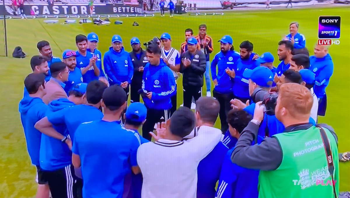 SumitG71's tweet photo. Anshul Kamboj gets the Test cap from Deep Dasgupta. Set for debut at #OldTrafford as was predicted.
#anshulkamboj #INDvsENG #INDvENG #ENGvINDTest #engv https://t.co/Ac2YjicVeM