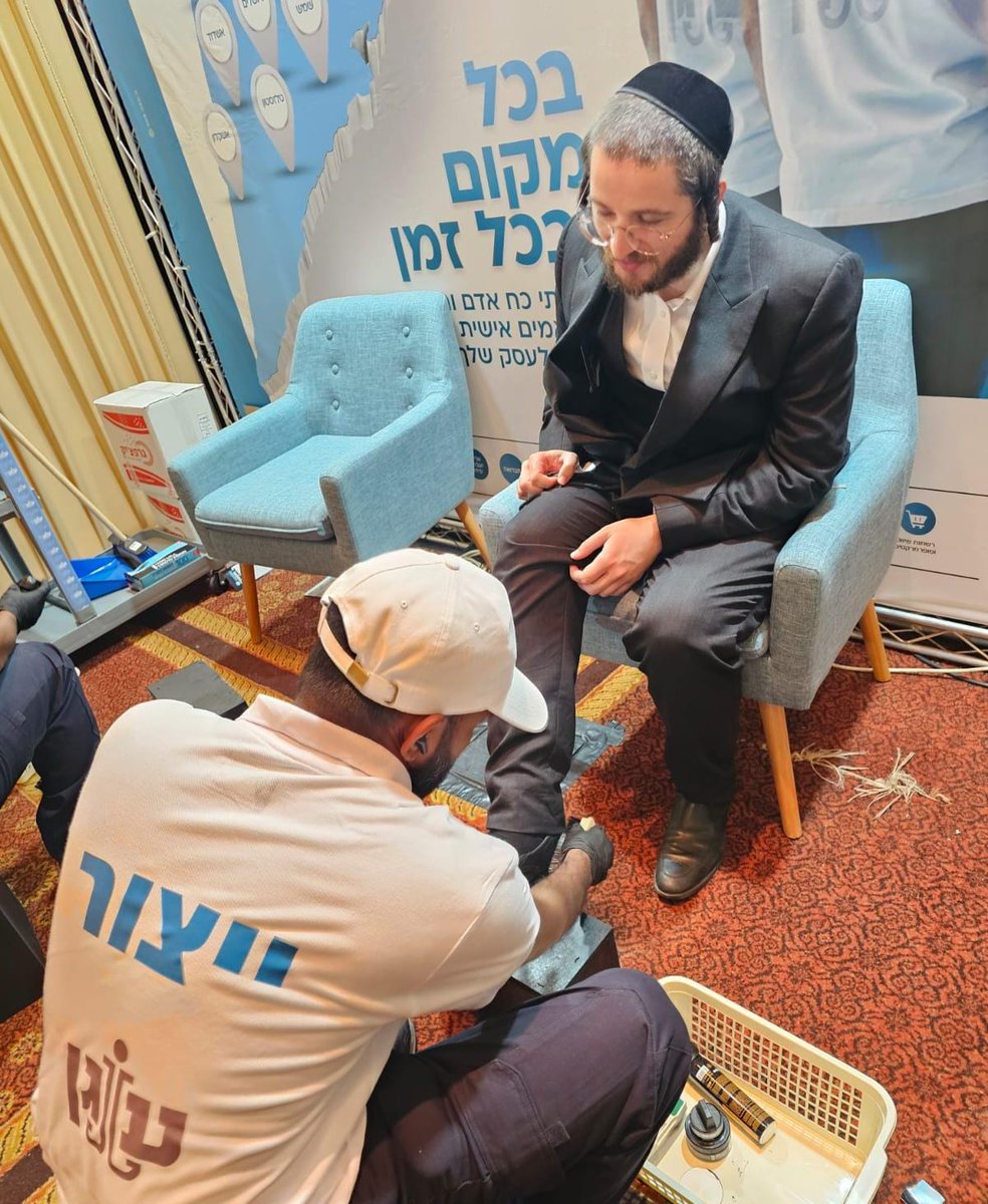 moshe_nayes's tweet image. המנהל המקצועי של האקספו הענק של בעלזא, רפאל וואהל, מקבל צחצוח נעליים מפנק בביתן המשודרג של חברת כח האדם - 'עוגן'. מסתבר שלאחר שנים של מתן שירות למאות מוסדות, רשתות שיווק ובתים פרטיים - הם יודעים גם לצחצח נעליים